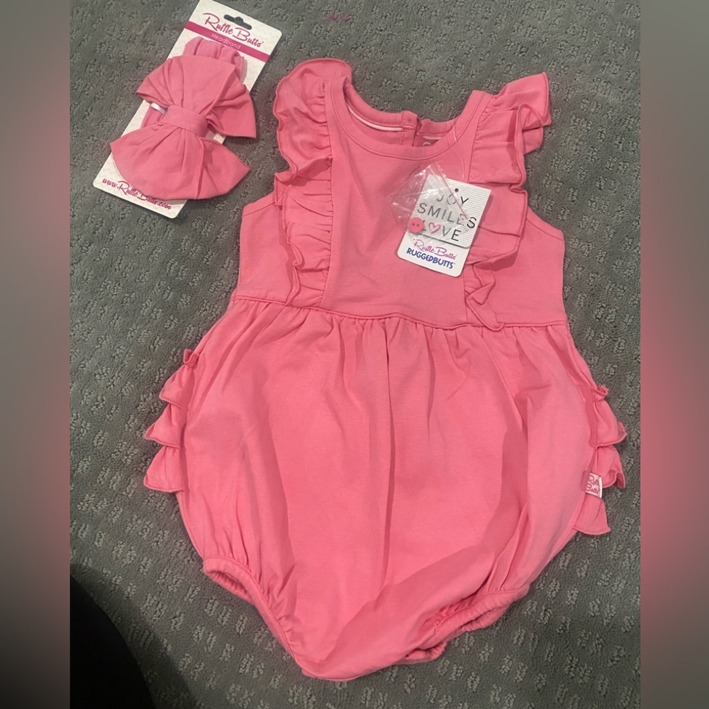 Ruffle Butts outfit and bow set